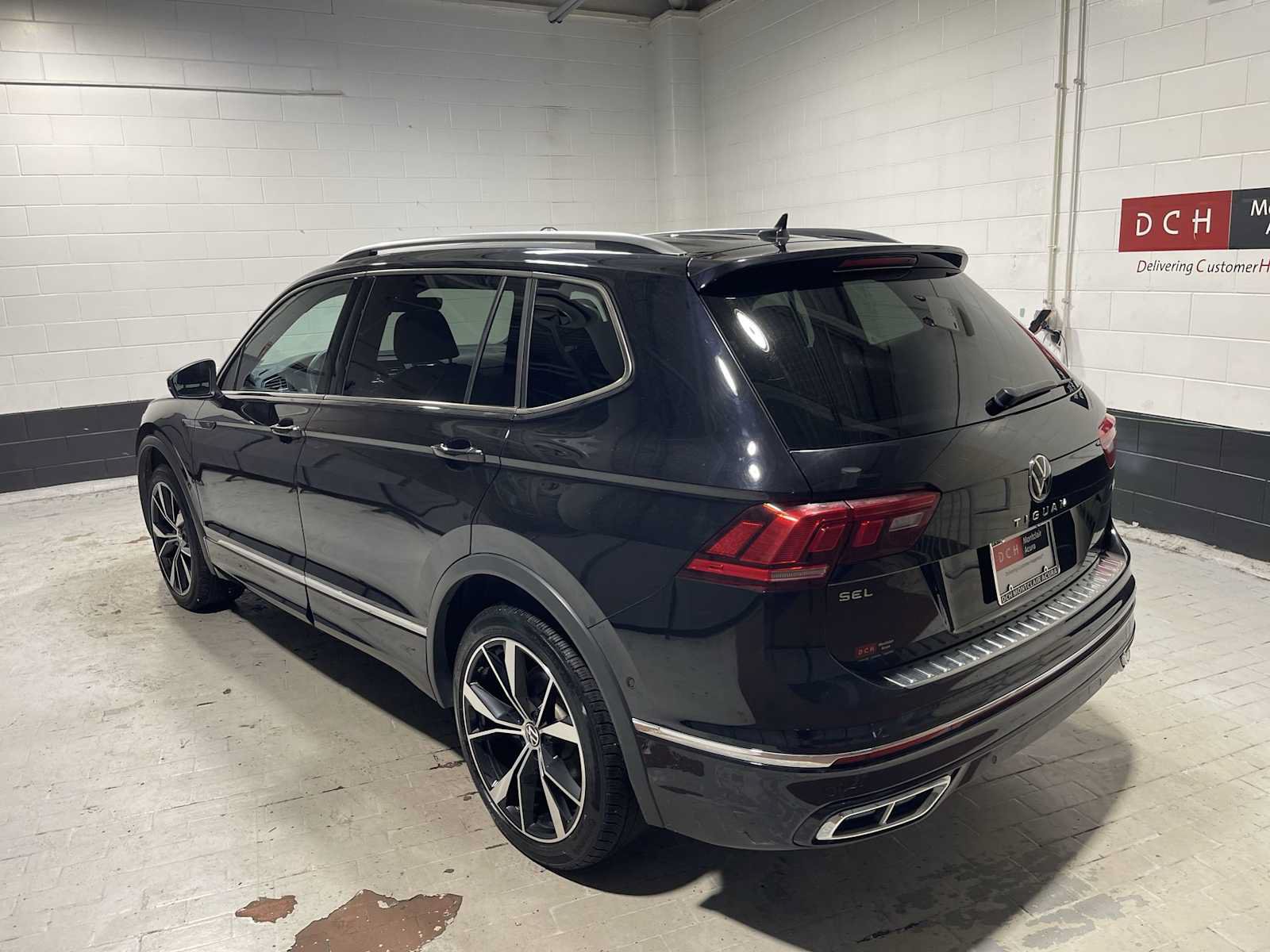 Used 2022 Volkswagen Tiguan SEL R-Line AWD/4WD image 4