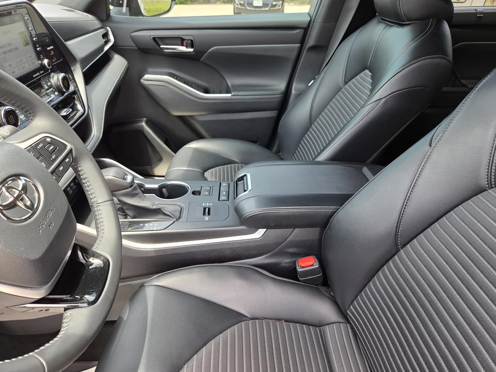 Used 2022 Toyota Highlander XSE FWD image 24