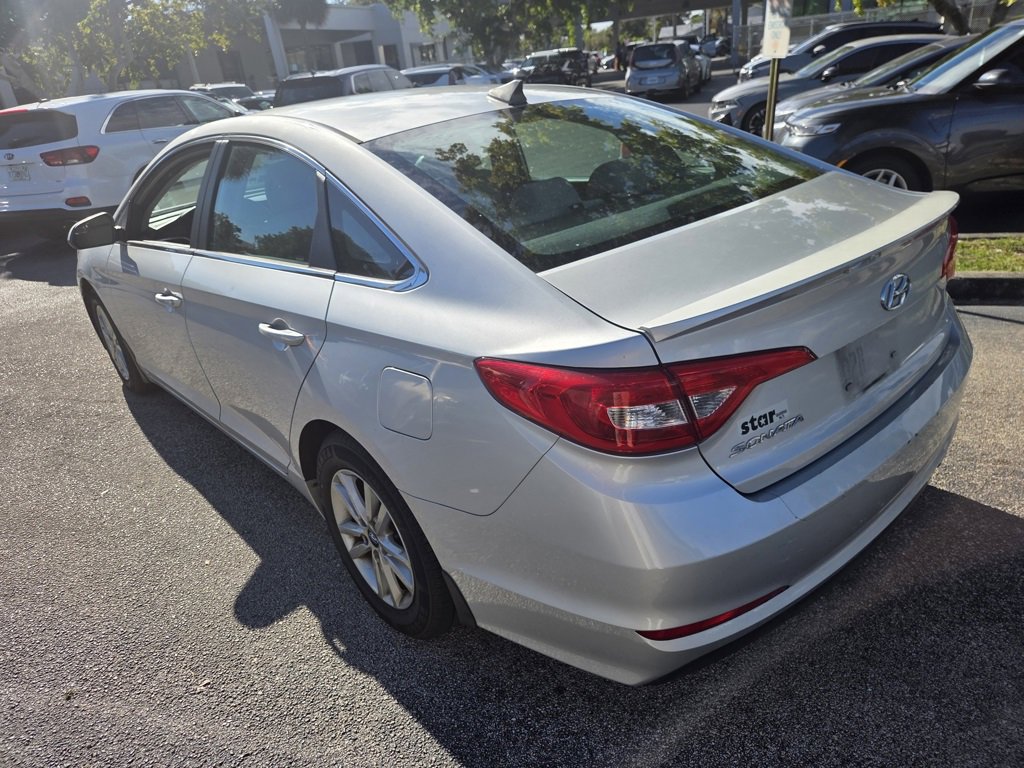 Used 2015 Hyundai Sonata SE image 2