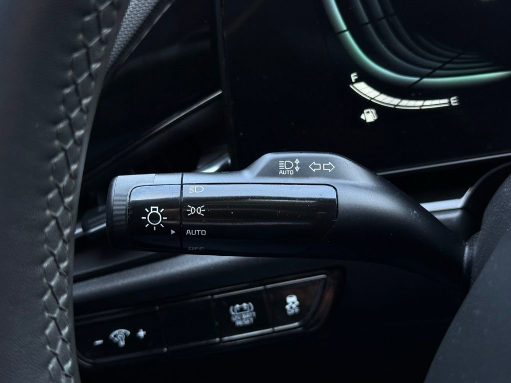 Used 2023 Kia Niro EX image 30
