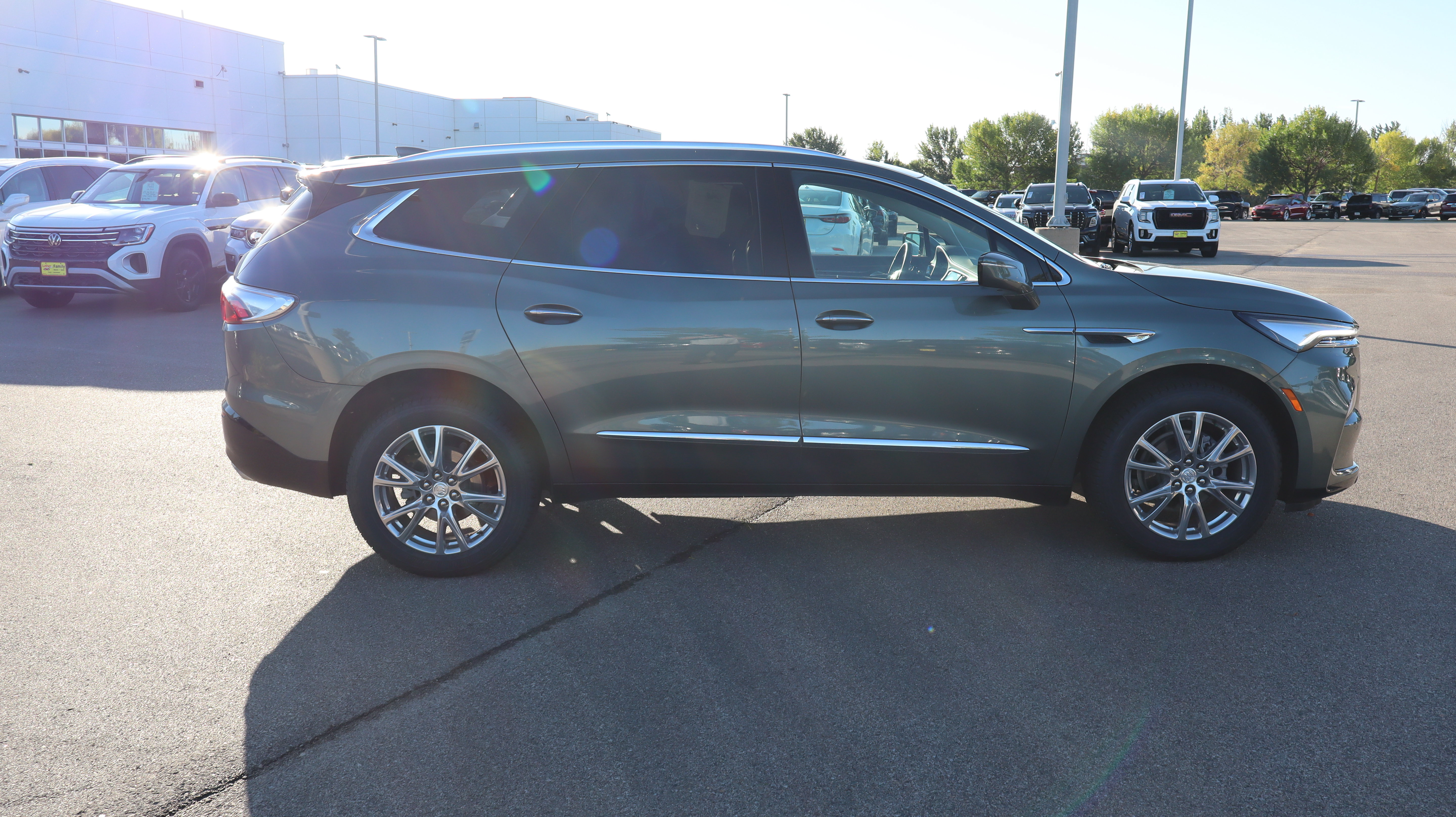 Certified 2022 Buick Enclave Premium w/ Surround and Sites Package AWD/4WD image 8