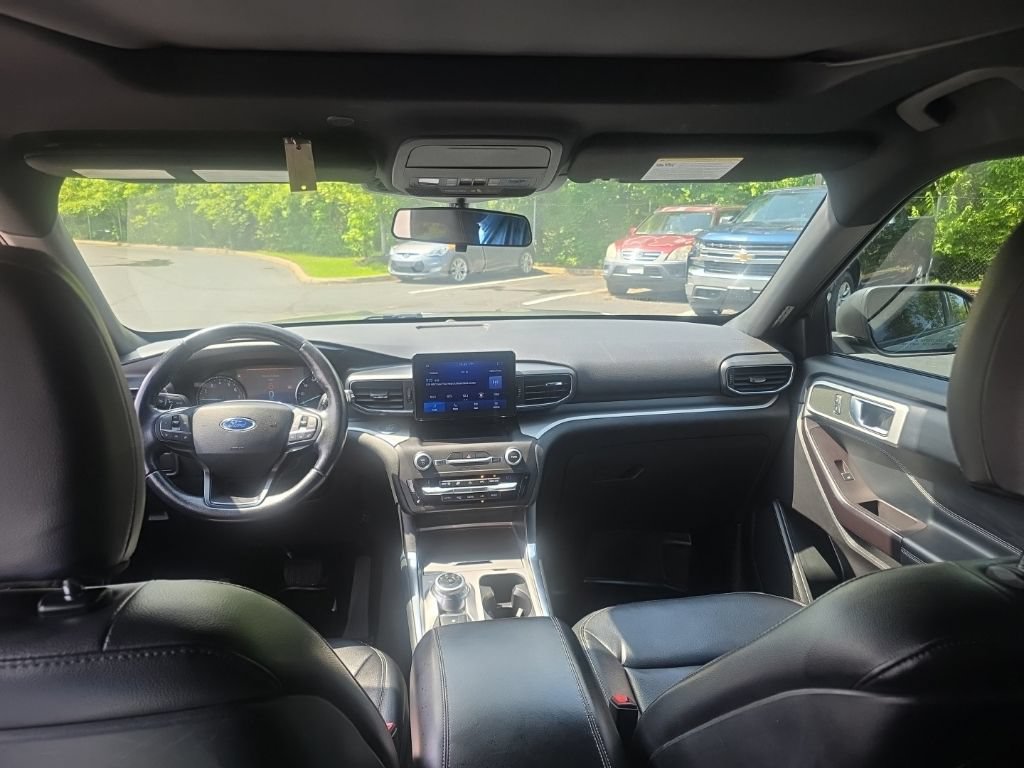 Used 2020 Ford Explorer XLT w/ Equipment Group 202A AWD/4WD image 28