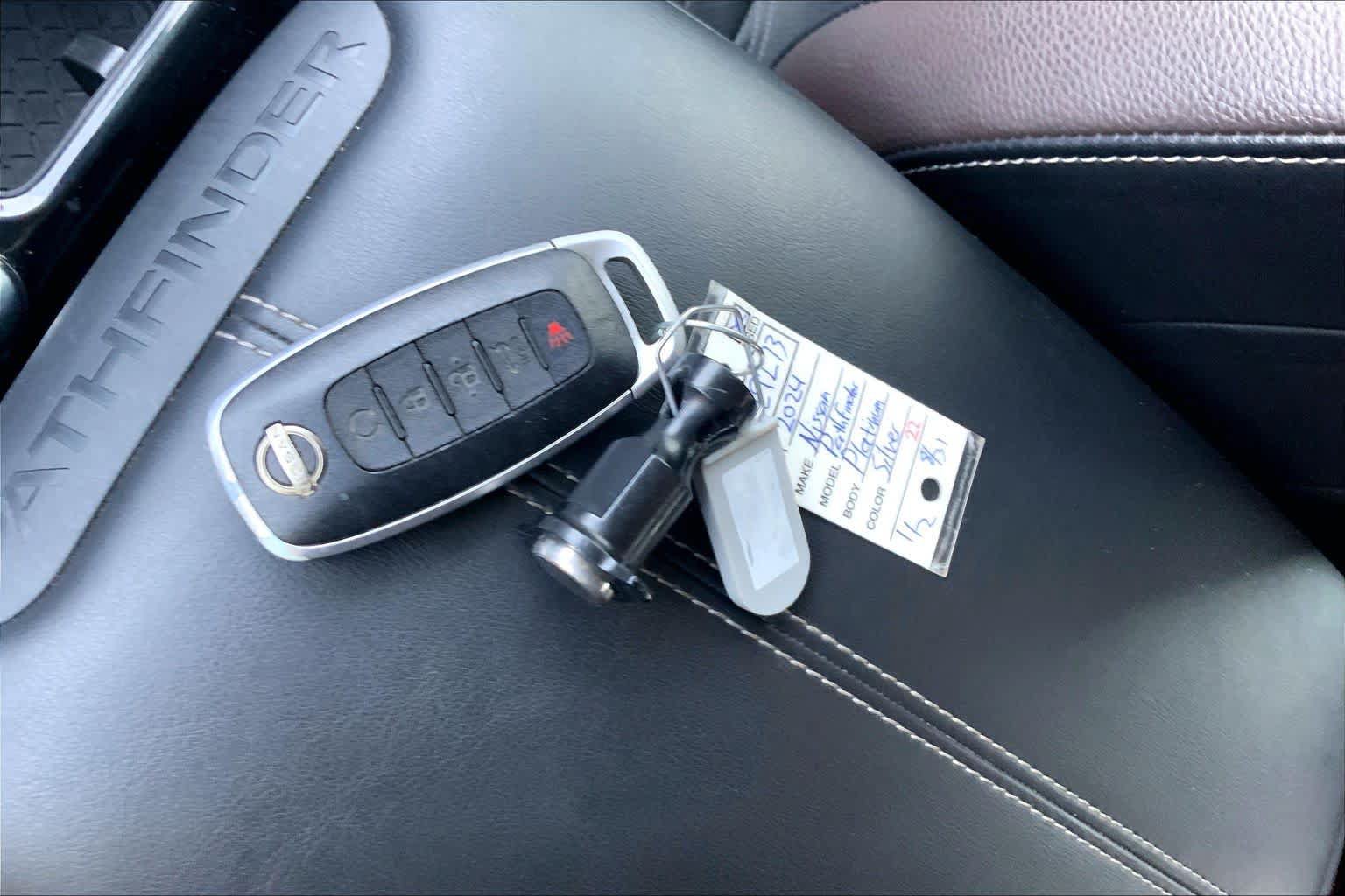 Used 2024 Nissan Pathfinder Platinum FWD image 15