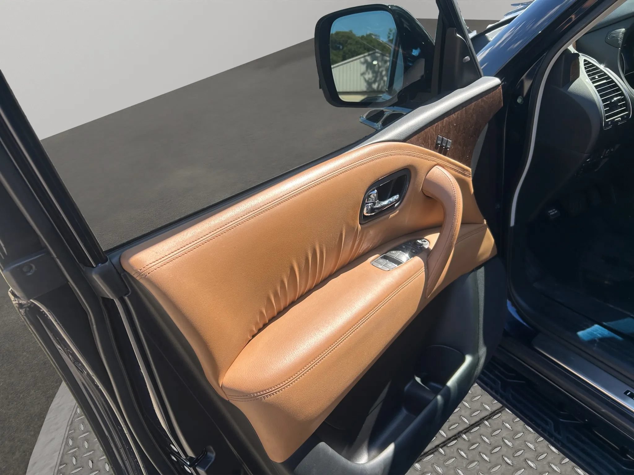 Used 2017 INFINITI QX80 Signature Edition RWD image 19