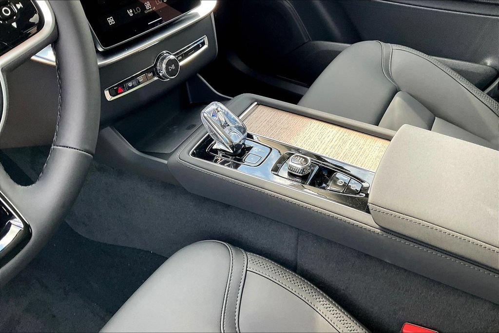 New 2026 Volvo XC90 B5 Plus w/ Protection Package Premier AWD/4WD image 23