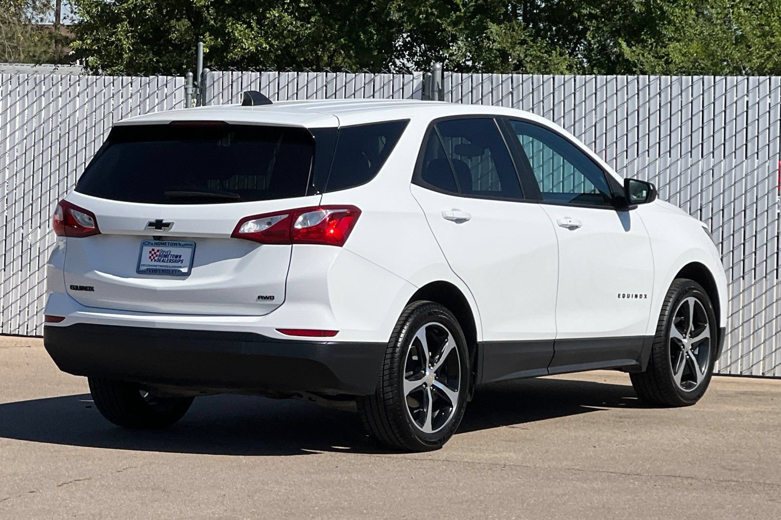 Used 2021 Chevrolet Equinox LS w/ LPO, Blackout Package AWD/4WD image 4
