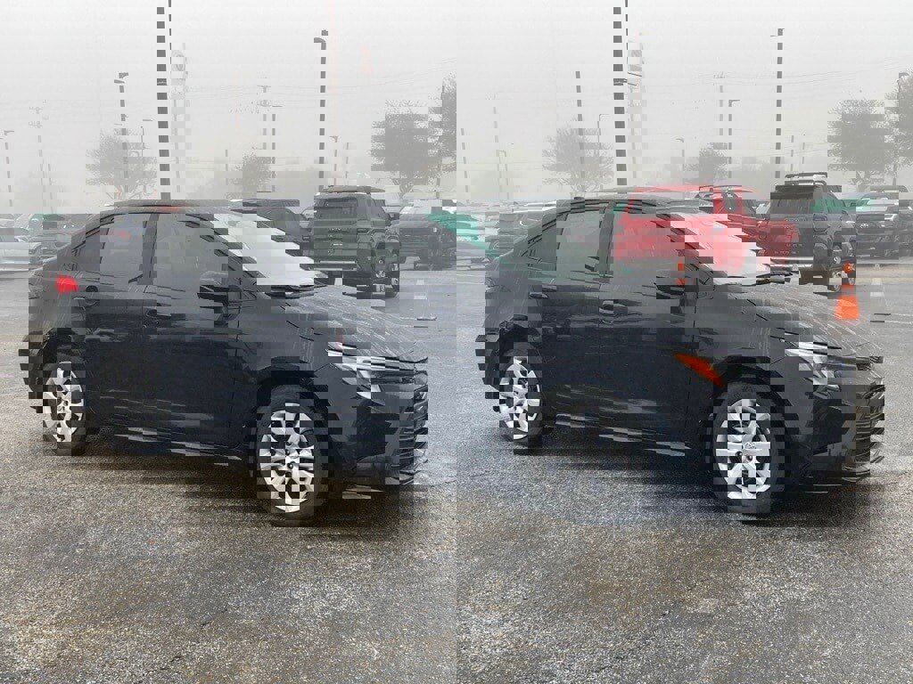 Used 2025 Toyota Corolla LE image 2