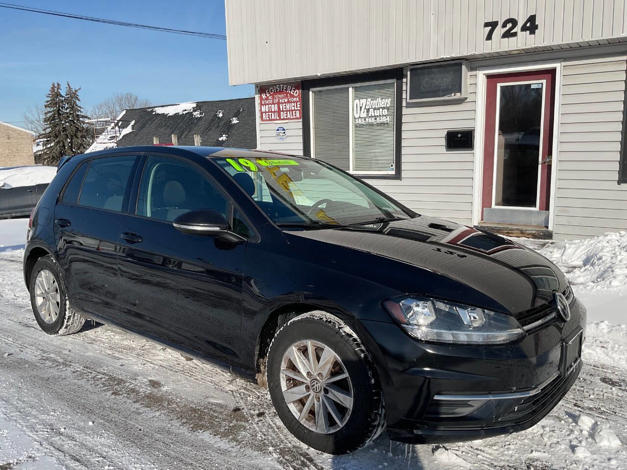 Used 2019 Volkswagen Golf S image 2