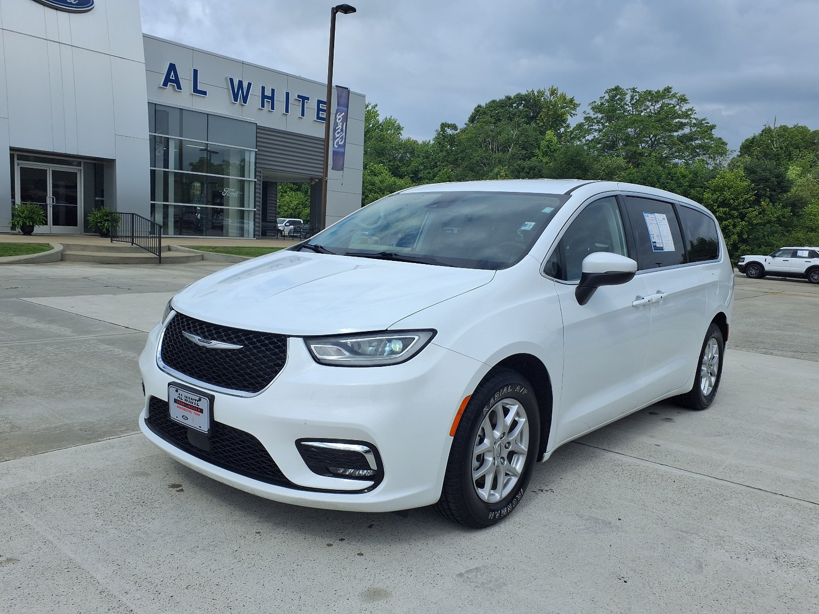 Used 2023 Chrysler Pacifica Touring-L FWD image 1