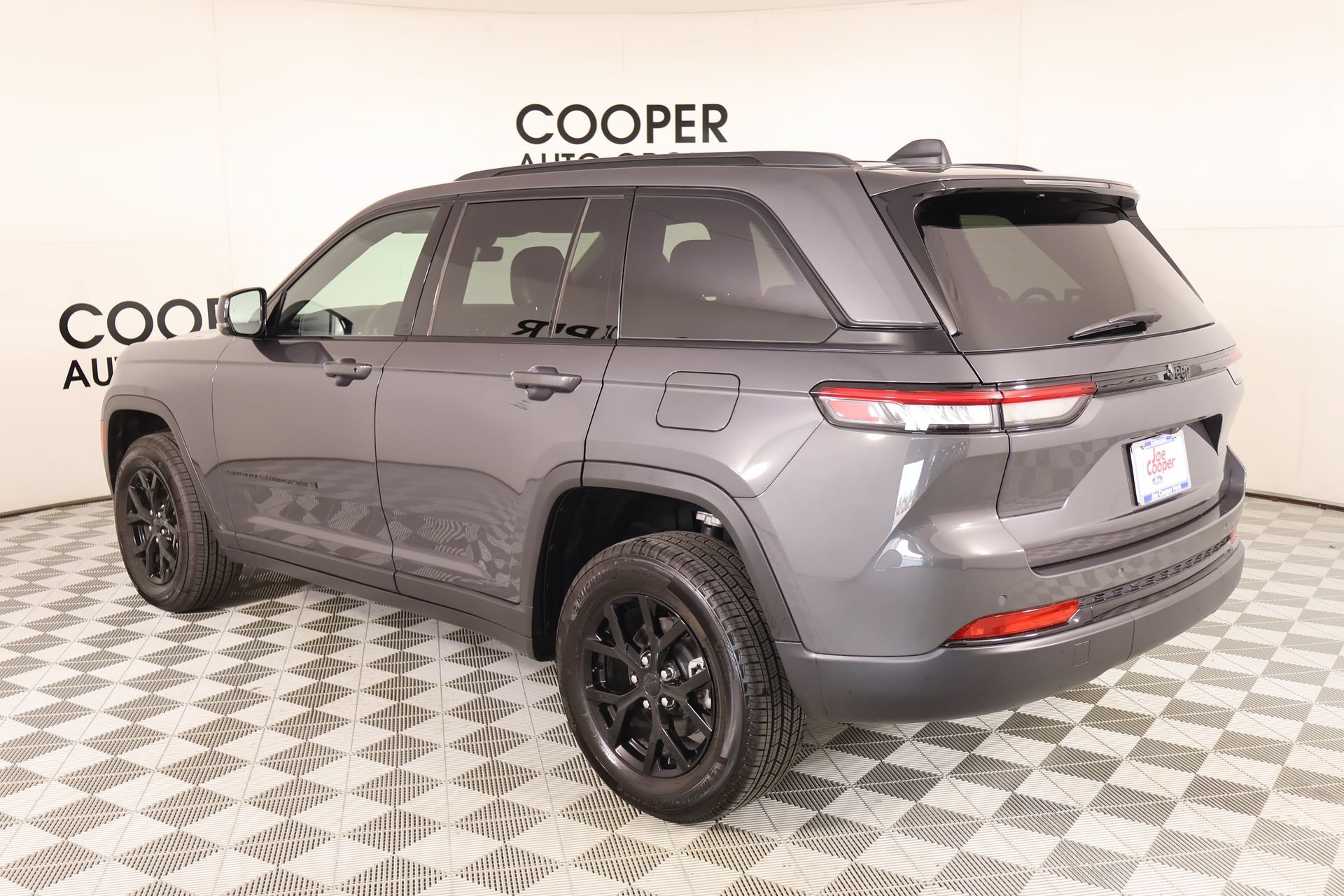 Used 2025 Jeep Grand Cherokee Altitude RWD image 23