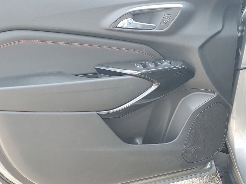 Used 2024 Chevrolet Trax RS w/ Sunroof Package image 27