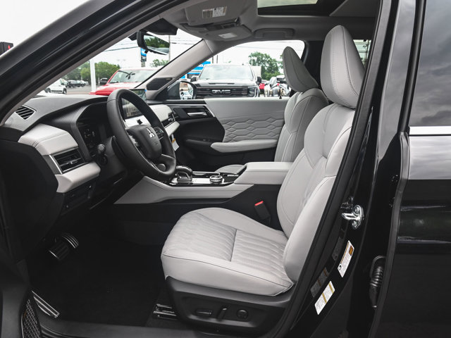 New 2025 Mitsubishi Outlander AWD image 28