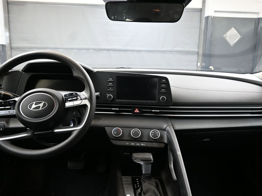 Used 2025 Hyundai Elantra SE image 22
