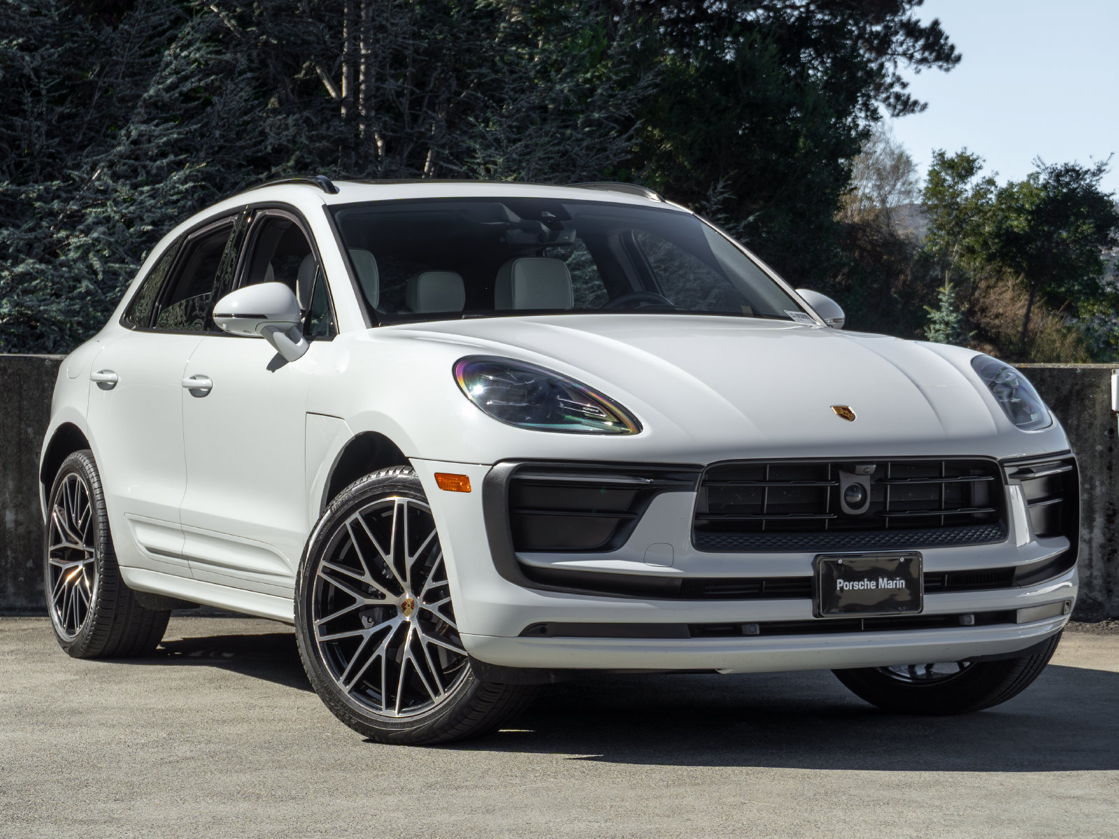 Certified 2025 Porsche Macan AWD/4WD image 6