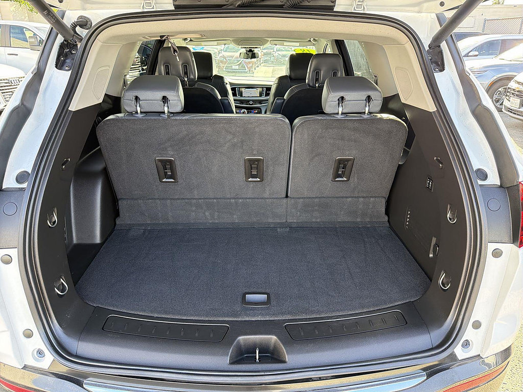 Used 2018 Buick Enclave Premium w/ LPO, Cargo Package FWD image 25