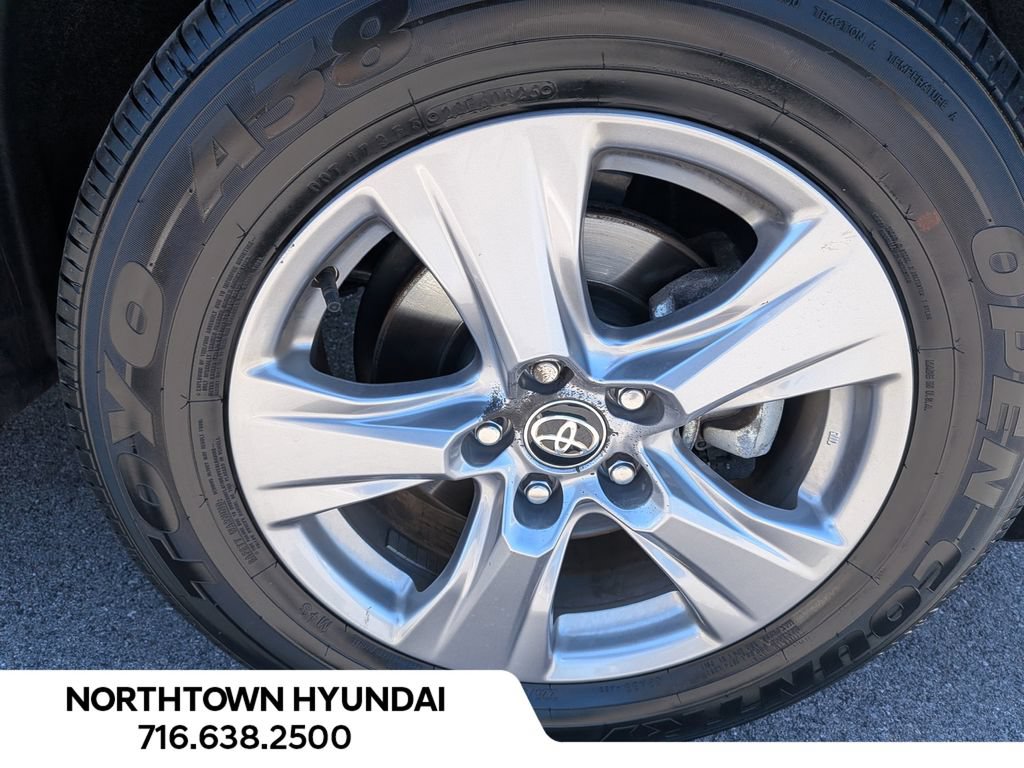 Used 2025 Toyota RAV4 XLE AWD/4WD image 40
