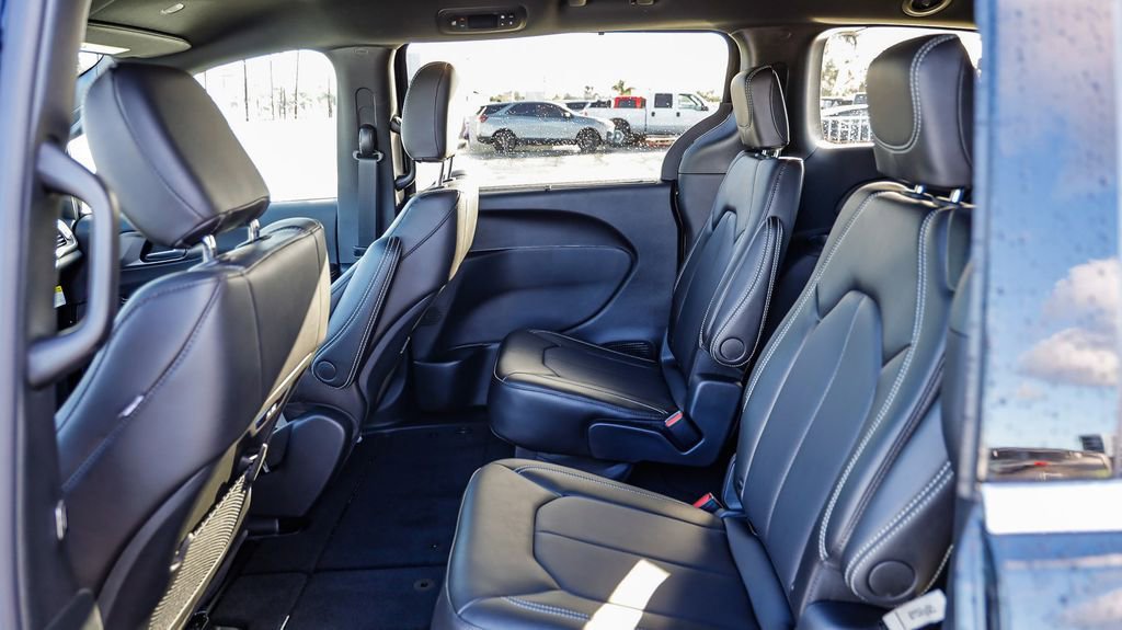 New 2026 Chrysler Pacifica Select image 21
