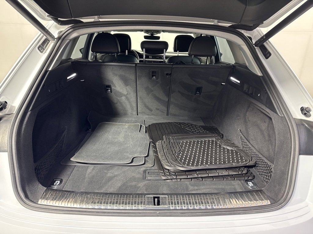 Used 2021 Audi e-tron Prestige w/ Prestige Package image 19