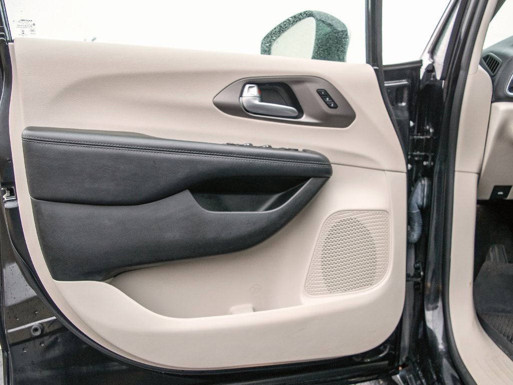 Used 2018 Chrysler Pacifica Limited image 29