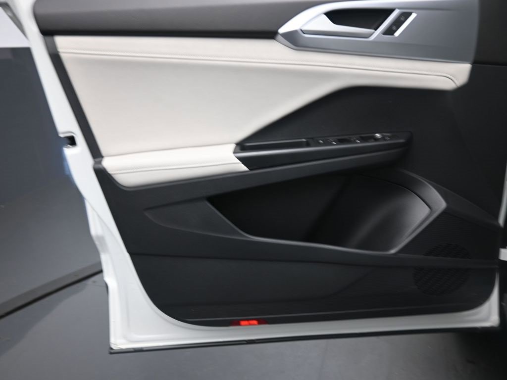 Used 2025 Volkswagen Taos SE image 20