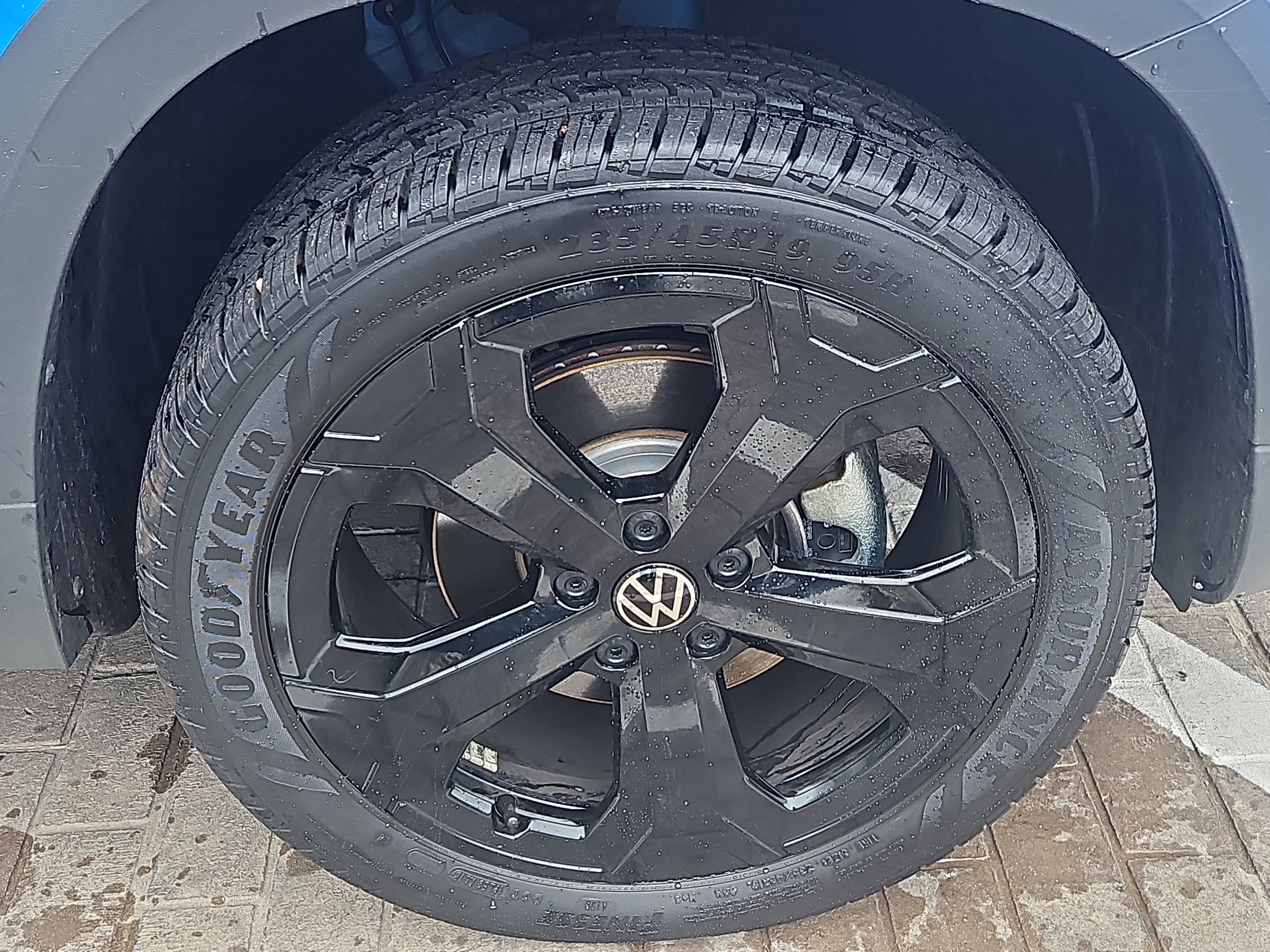 Certified 2025 Volkswagen Taos SE image 30