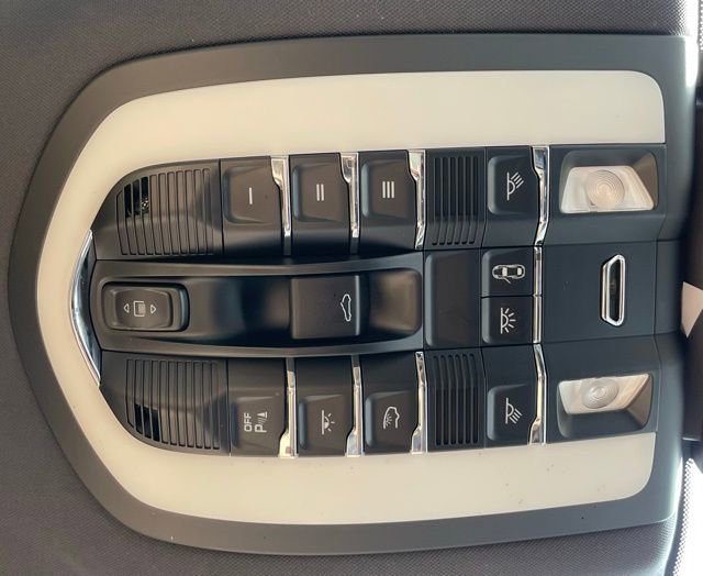 Used 2022 Porsche Macan Base image 23