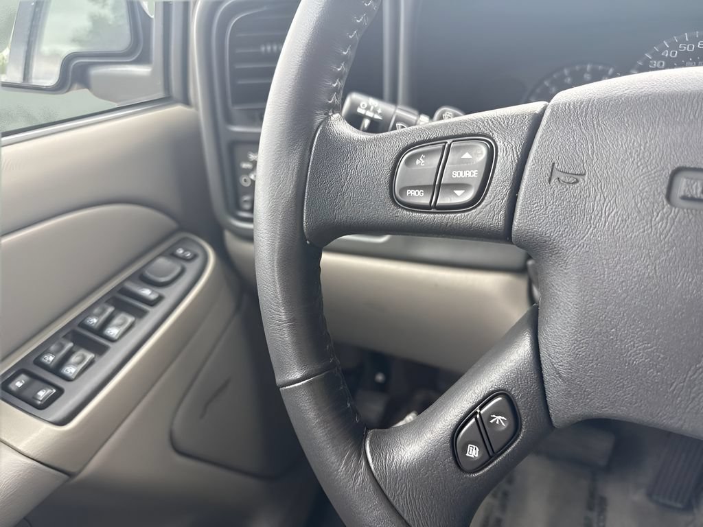 Used 2005 GMC Yukon XL SLT w/ SLT Preferred Equipment Group RWD image 16
