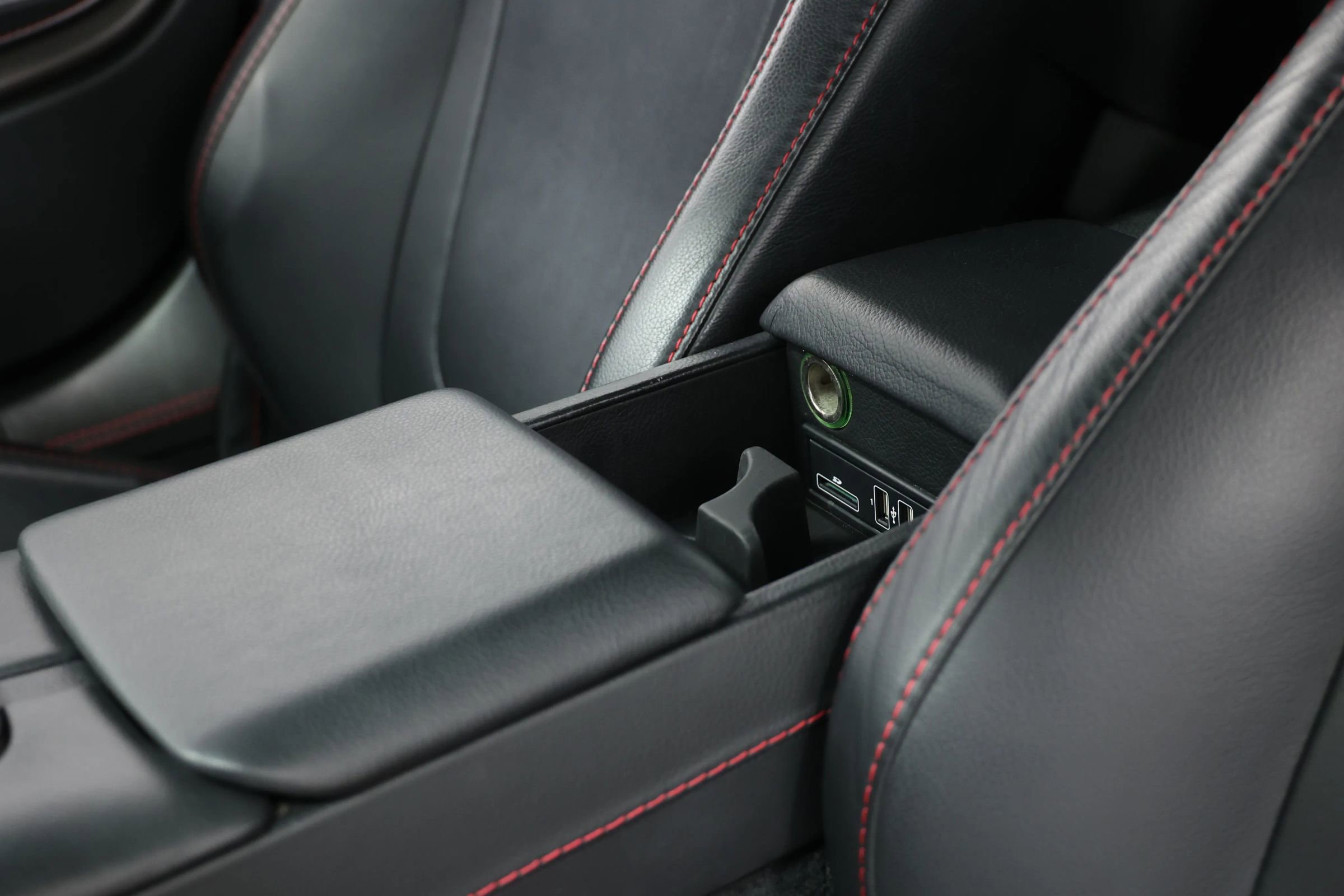 Used 2018 Aston Martin DB11 V12 image 38