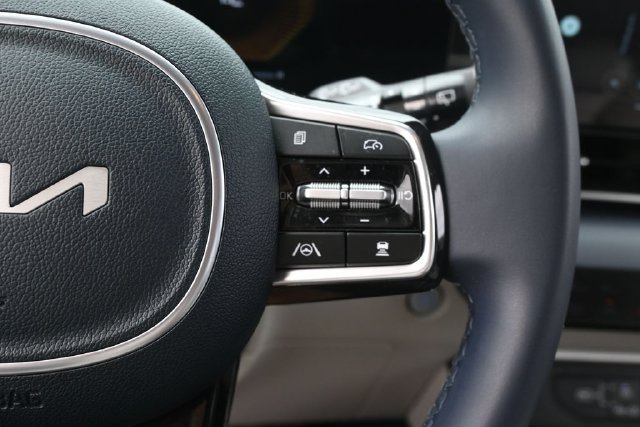 Used 2025 Kia Carnival EX FWD image 16
