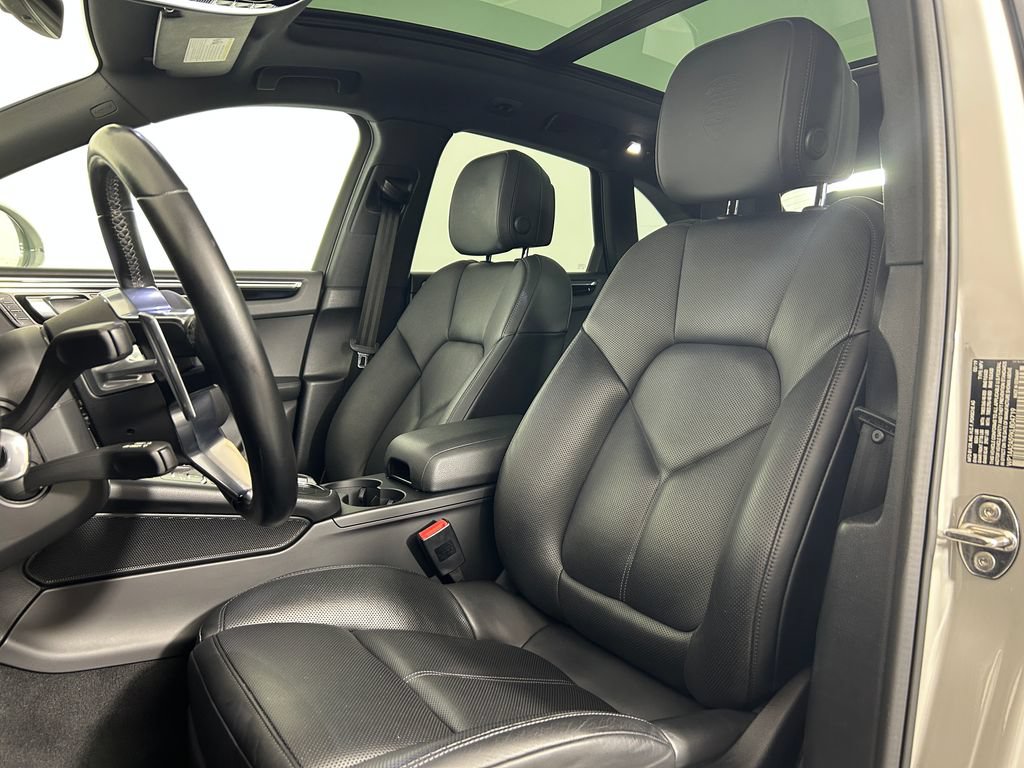 Certified 2019 Porsche Macan AWD/4WD image 5