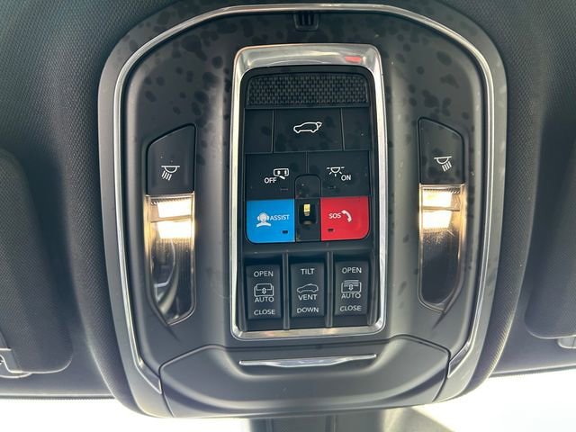 Used 2025 Jeep Grand Cherokee L Limited w/ Black Appearance Package AWD/4WD image 32