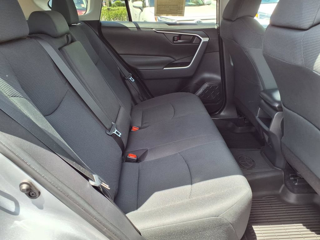 Used 2021 Toyota RAV4 LE AWD/4WD image 15