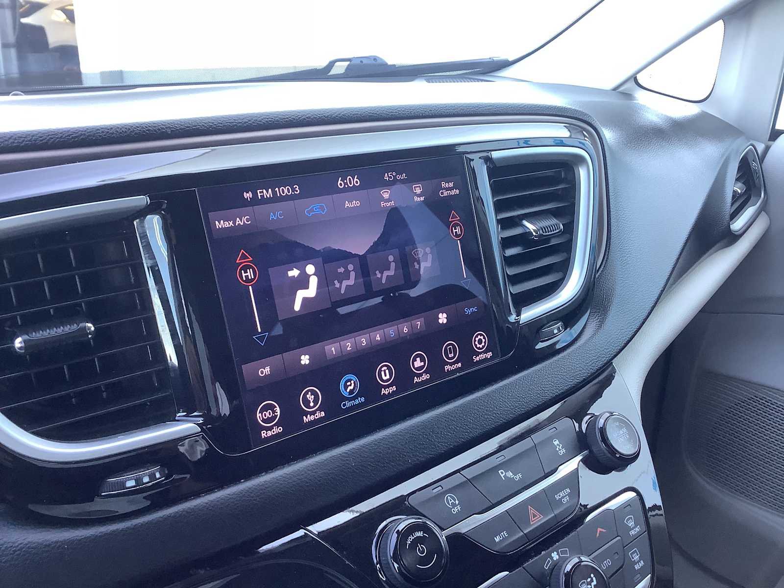 Used 2019 Chrysler Pacifica Touring Plus w/ Tire & Wheel Group FWD image 17