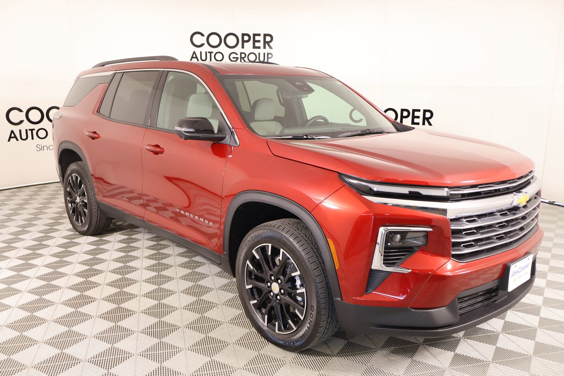 Used 2025 Chevrolet Traverse LT w/ Sun and Wheel Package image 1