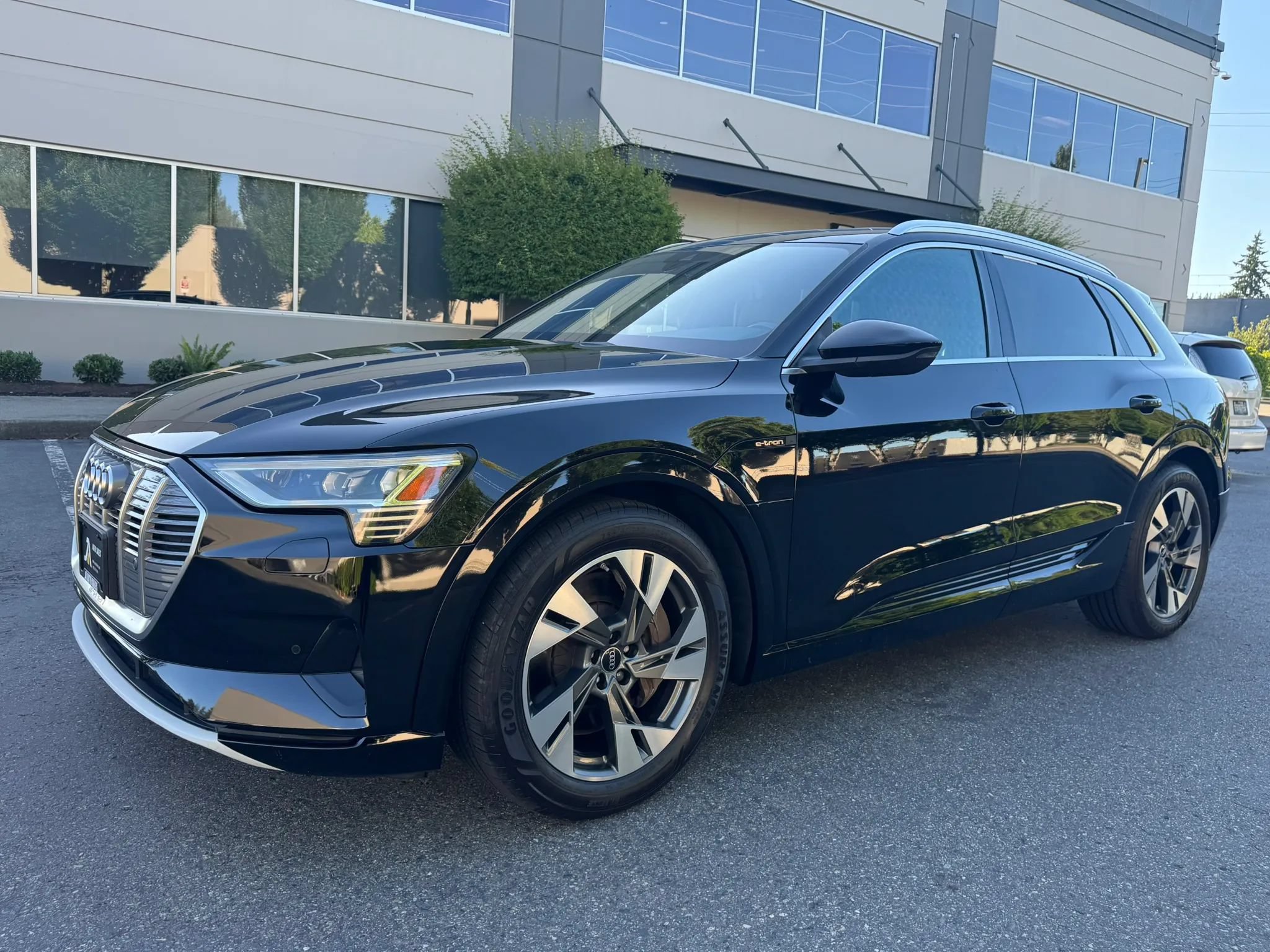 Used 2022 Audi e-tron Premium AWD/4WD image 5