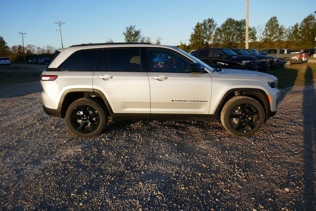 New 2025 Jeep Grand Cherokee Altitude image 3