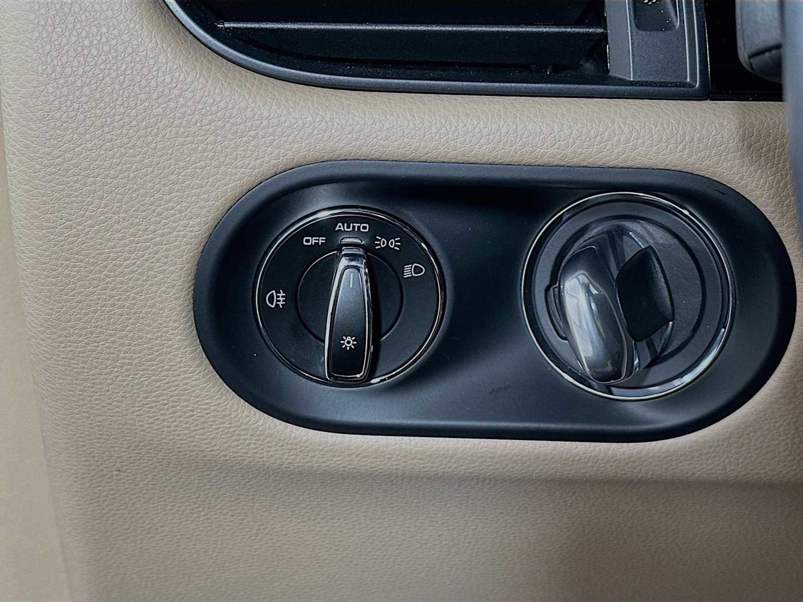 Certified 2025 Porsche Macan AWD/4WD image 13