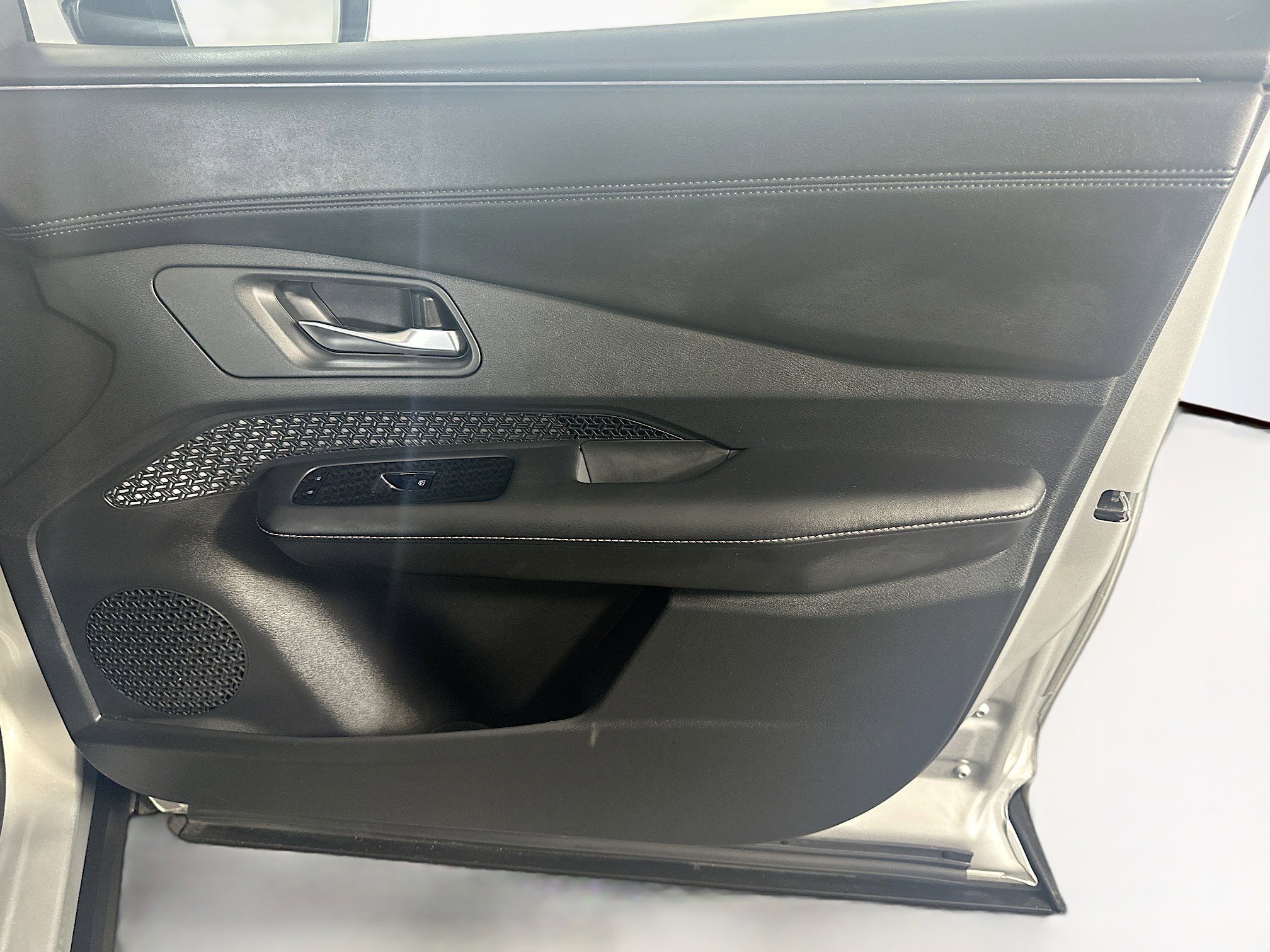 Used 2023 Nissan Ariya FWD image 33