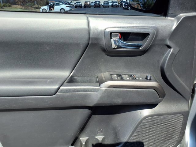 Used 2022 Toyota Tacoma TRD Off-Road image 3