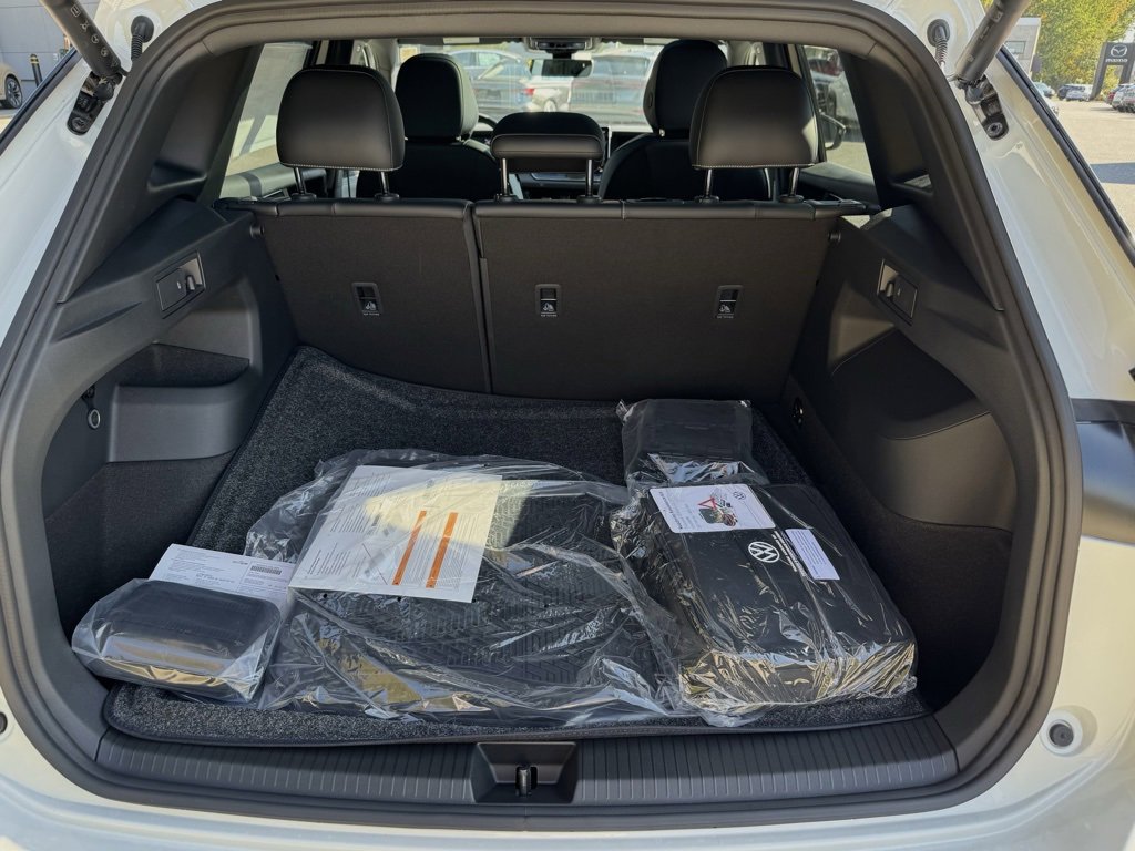 New 2025 Volkswagen Tiguan SE R-Line image 12