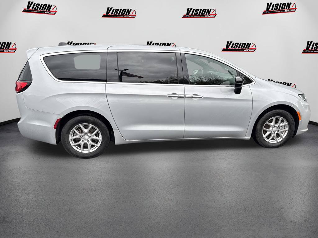 Used 2026 Chrysler Pacifica Select FWD image 4