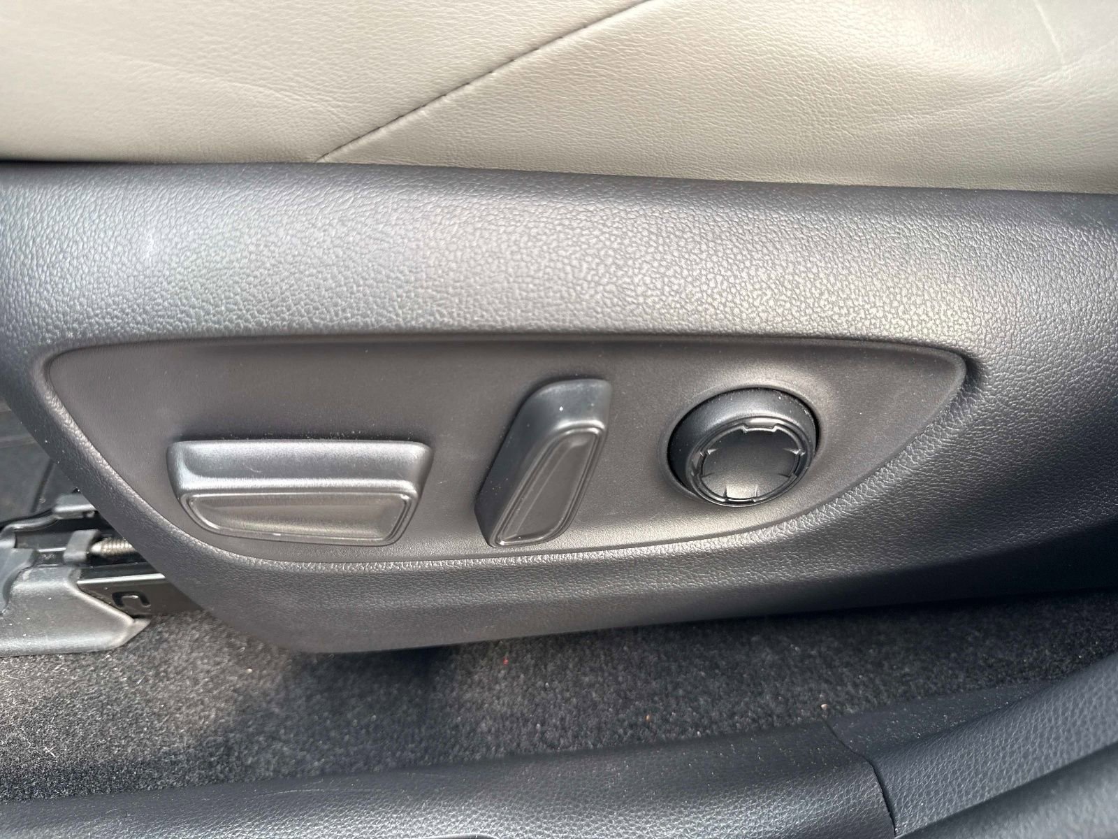 Used 2021 Toyota Venza Limited image 20