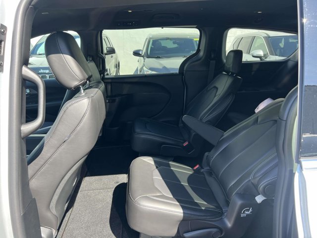 Used 2026 Chrysler Pacifica Select FWD image 9
