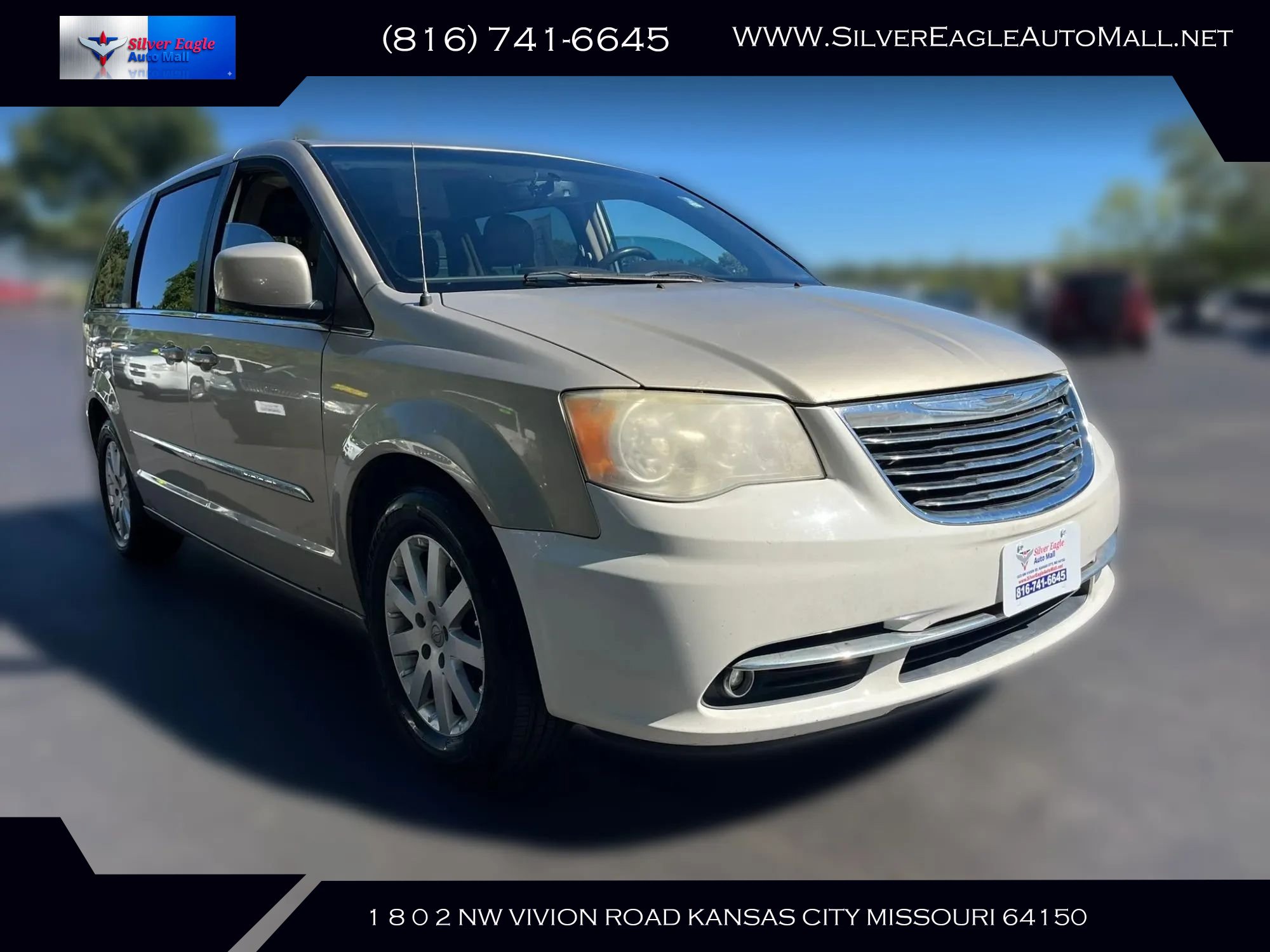 Used 2012 Chrysler Town & Country Touring w/ Entertainment Group #1 FWD image 1