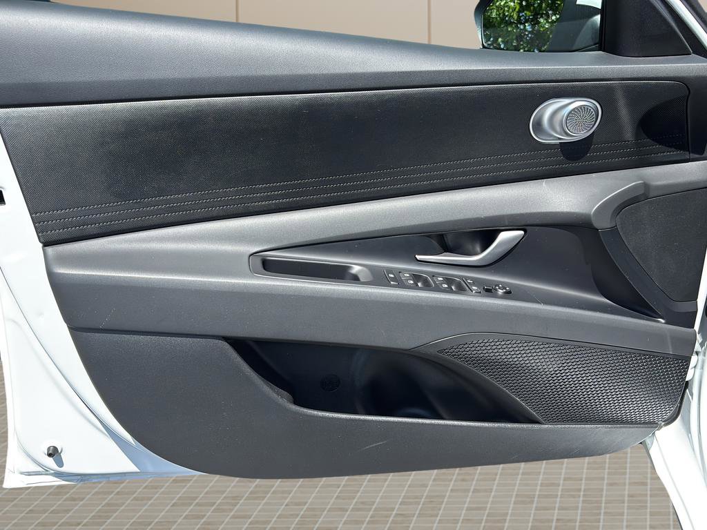 Used 2025 Hyundai Elantra SE FWD image 11