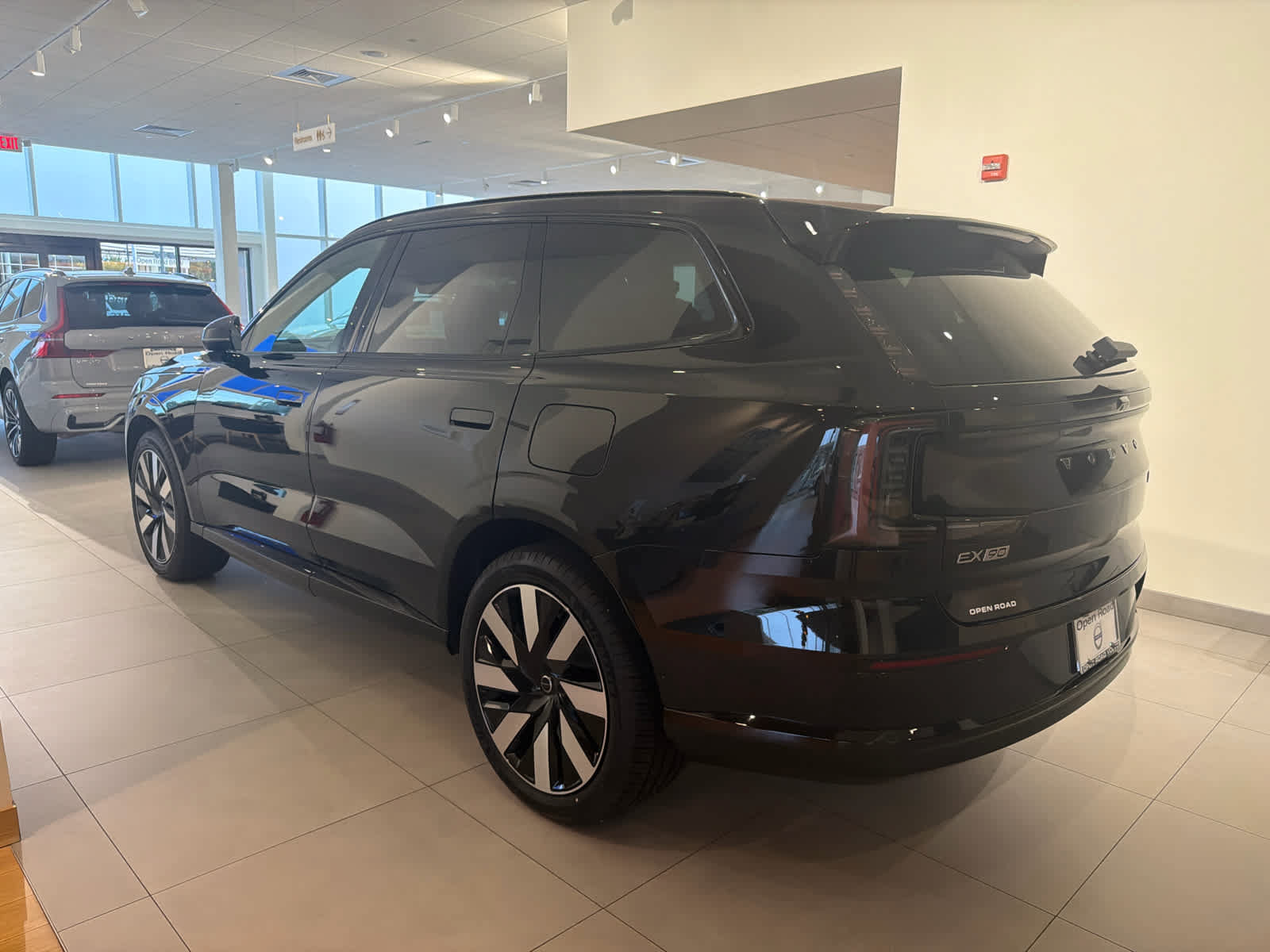 Used 2026 Volvo EX90 Plus RWD image 4