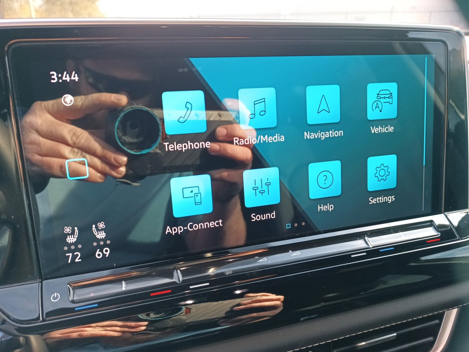 Used 2024 Volkswagen Atlas Cross Sport SE image 14