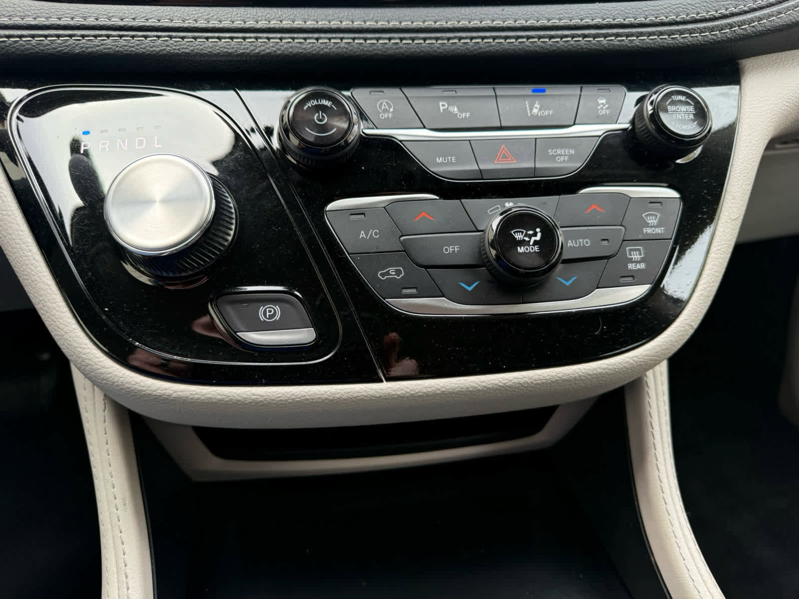 Used 2024 Chrysler Pacifica Limited FWD image 17