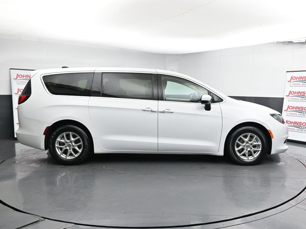 Used 2022 Chrysler Voyager LX image 9