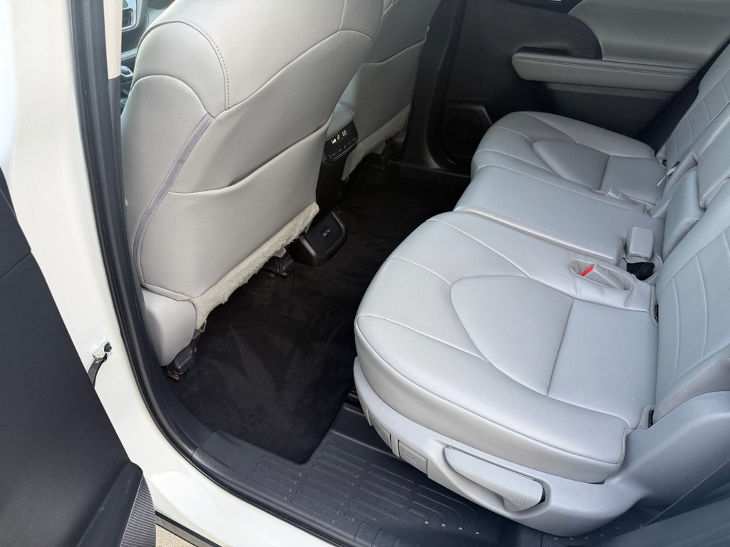 Used 2022 Toyota Highlander XLE AWD/4WD image 16